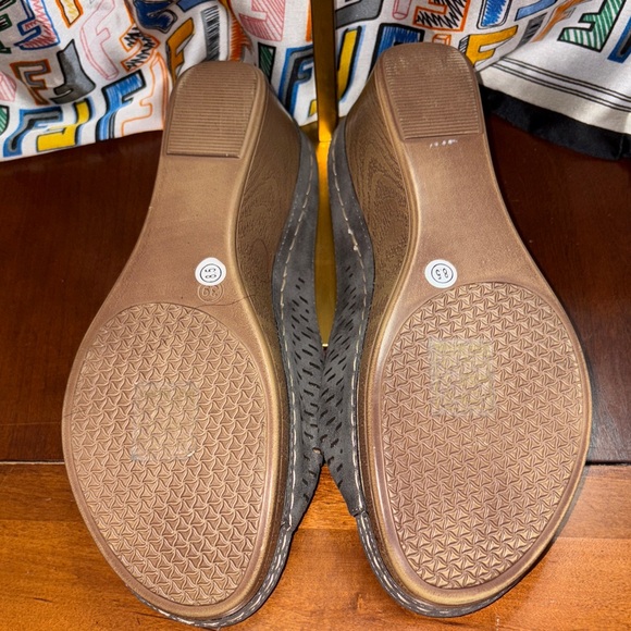 Elegant White and Tan Handbag - Picture 2 of 4